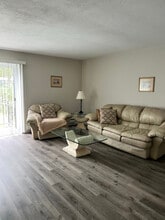 Building Photo - 1836 Colonial Village Way