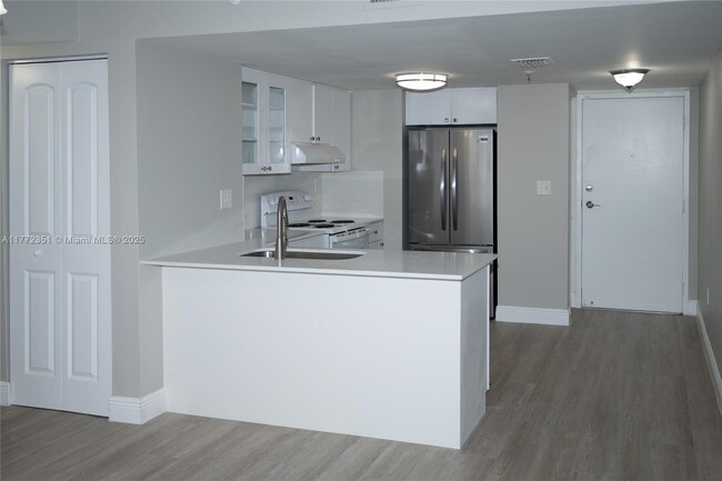 Foto del edificio - 7832 Collins Ave