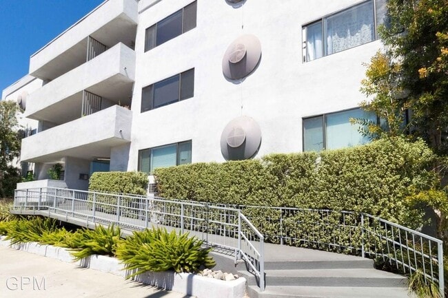 Foto del edificio - 1930 N Vermont Ave