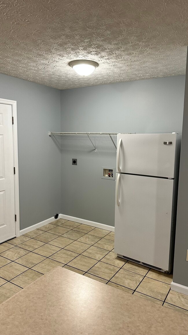 Building Photo - 1588 Meadow Spring Dr