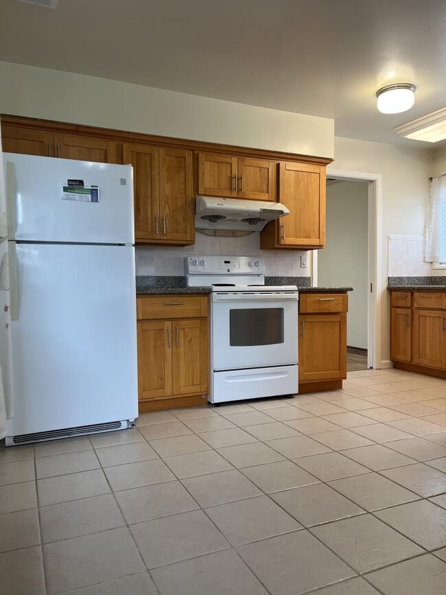 Building Photo - 886 Robin Ln