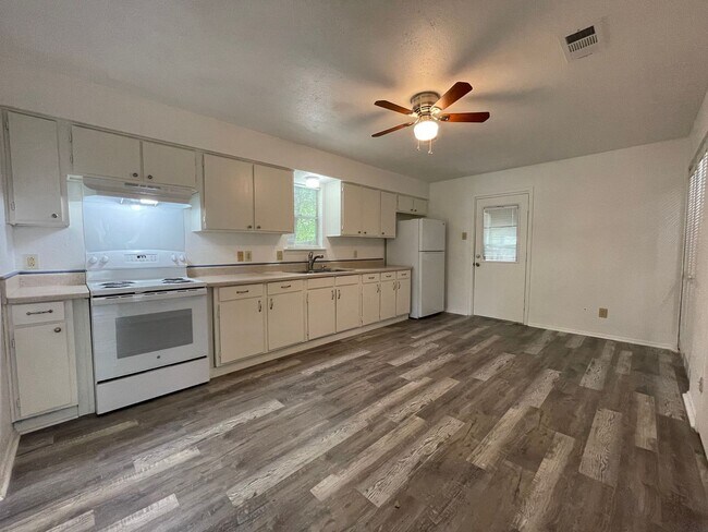 Foto del edificio - COMING SOON - 2 Bedroom 1 Bath Home in Lak...