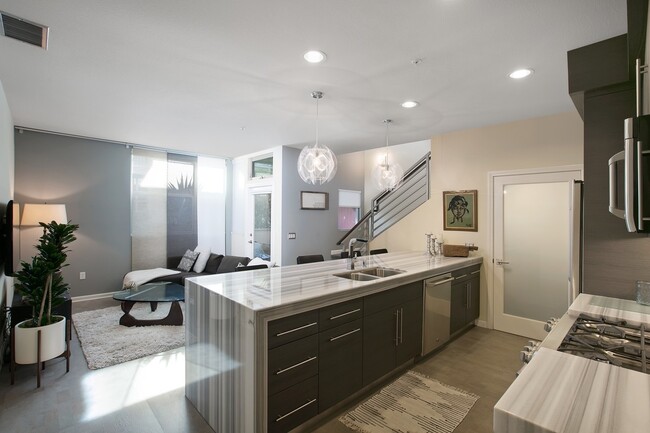 Foto del edificio - Modern Townhome in the Heart of Downtown E...