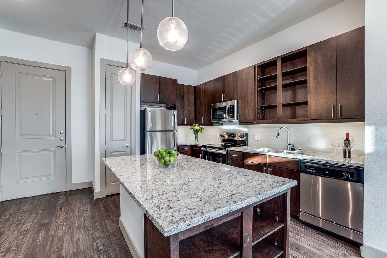 El Crosby en The Brickyard, amplia cocina y comedor. - The Crosby at the Brickyard Apartment Homes