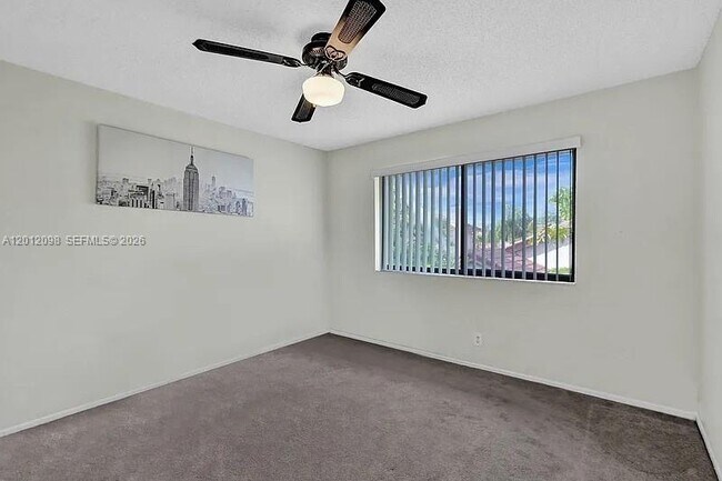 Foto del edificio - 587 NW 38th Ave