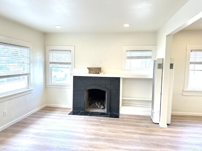 Foto del edificio - 5 Bed/2 Full Baths W/Washer&Dryer Hook Ups!