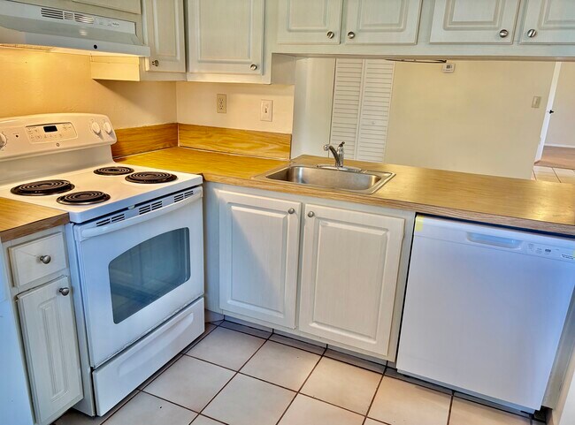 Foto del edificio - 2717 S Oakland Forest Dr