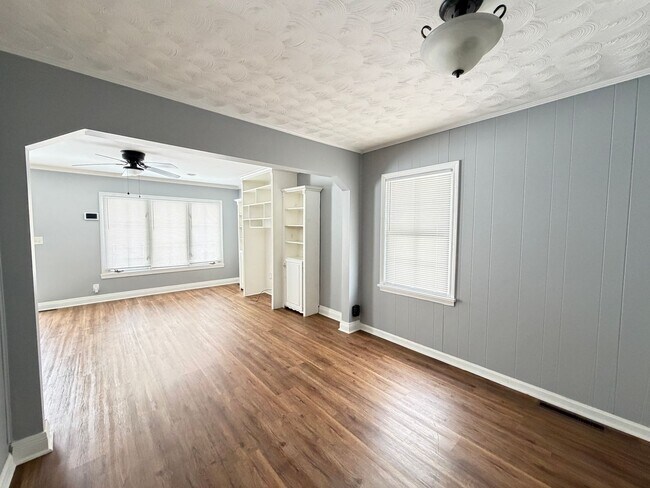 Building Photo - 206 Kenoak Dr