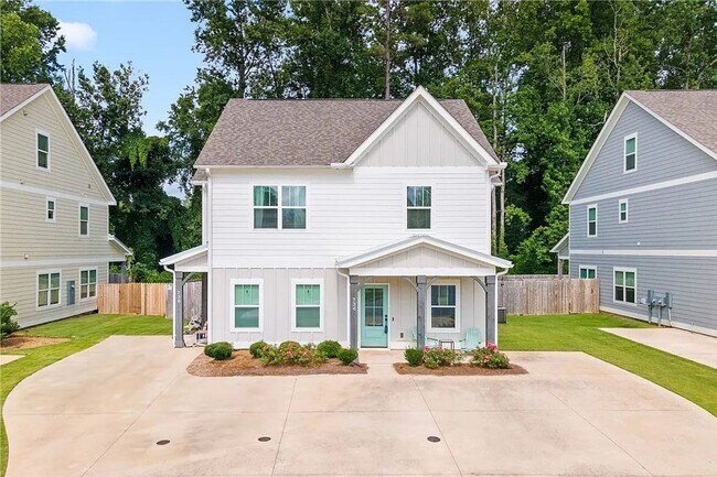 Foto del edificio - Gorgeous 3 BR/3BR Available Summer 2025