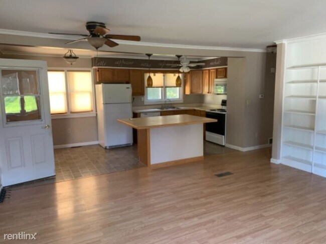 Building Photo - 3 br, 1 bath House - 29 Oak Ave