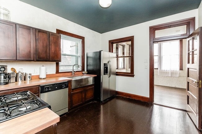 Kitchen - 1012 N Western Ave