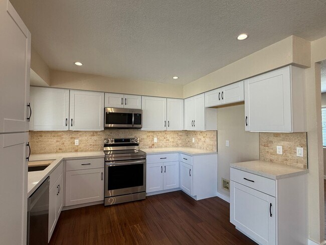 Foto del edificio - Long term - unfurnished - Recently remodeled