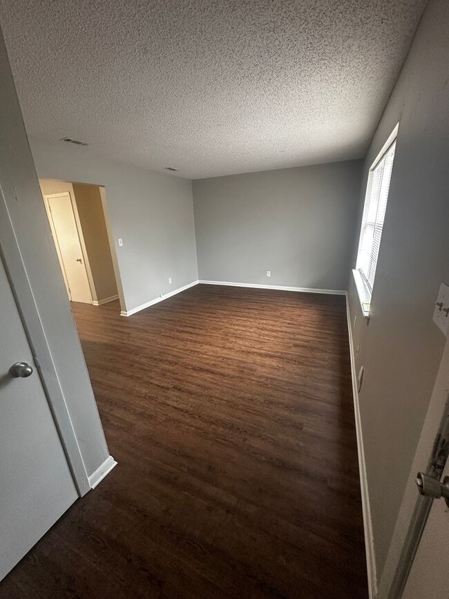 Building Photo - 2 Bedroom 1 Bath Apartment