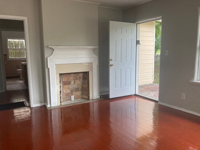 Building Photo - FREE 1ST MONTH RENT 3 Bed 2 Bath Single Ca...