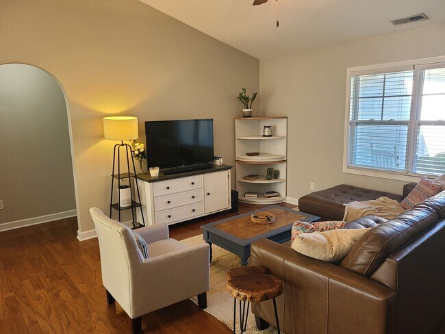 Building Photo - 3 Bedroom, 2 bath home located in The Land...