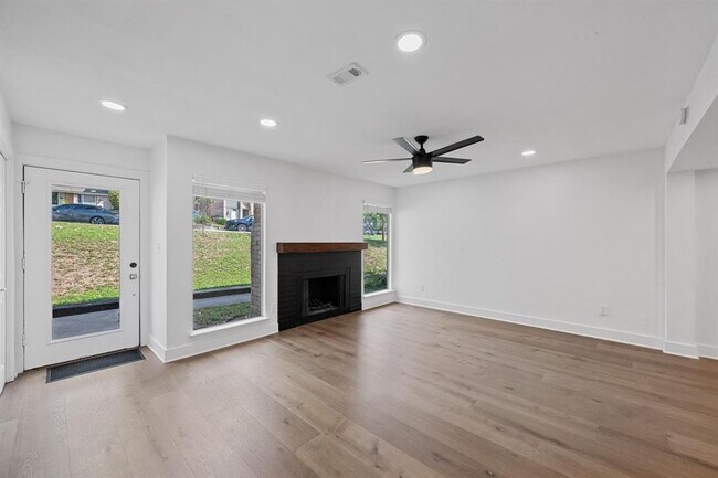 Foto del edificio - 6411 Chimney Creek Cir
