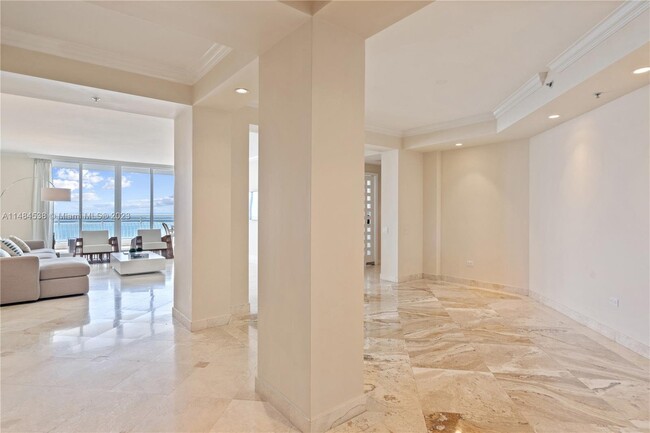 Building Photo - 808 Brickell Key Dr