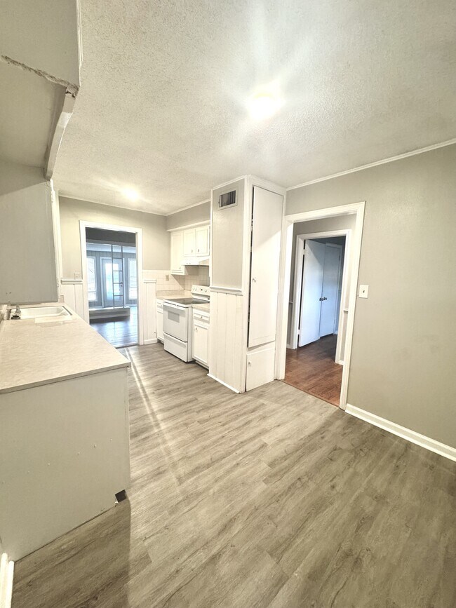 Building Photo - 3611 Lenwood Dr