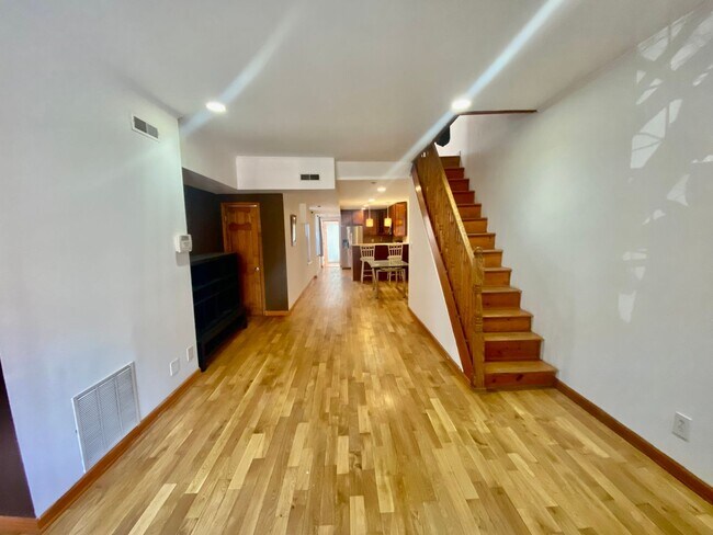 Foto del edificio - 4 bedrooms with roof deck and basement