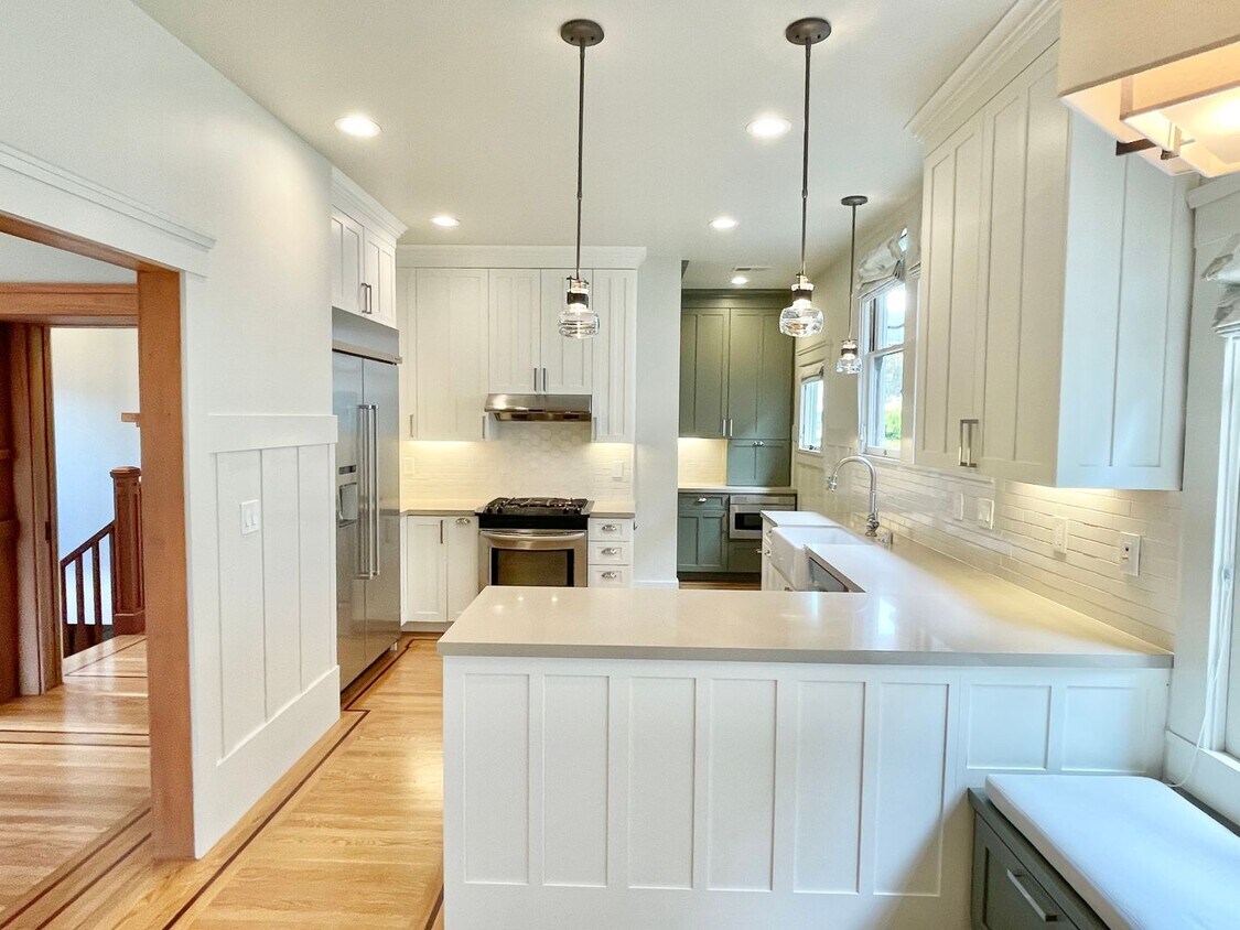 Primary Photo - Beautiful Craftsman 5BR/4BA Sunset Home! P...