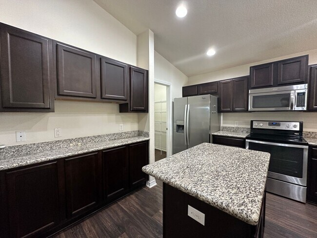 Building Photo - 4 bedroom 2 bath craftsman style home for ...