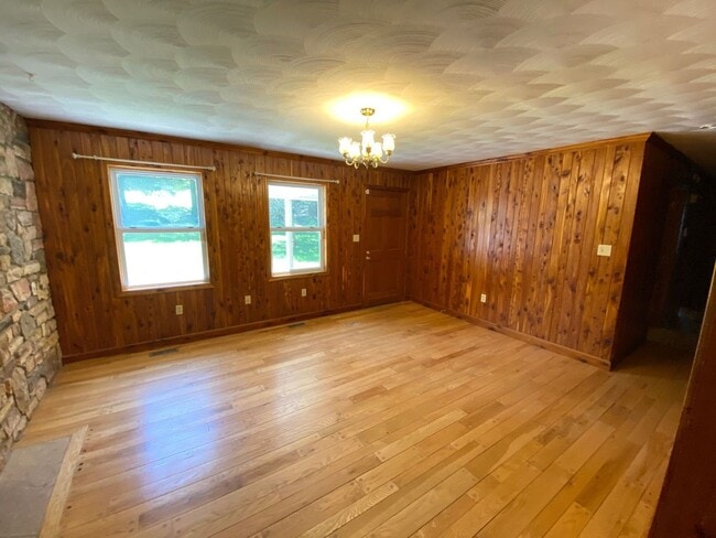 Building Photo - Three Bedroom Two Bathroom Home available in Blacksburg