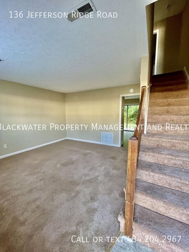 Foto del edificio - 136 Jefferson Ridge Rd