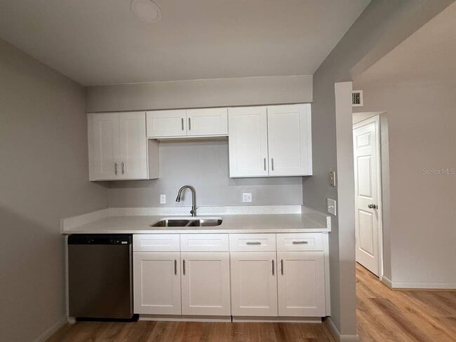 Building Photo - 9221 Tudor Dr