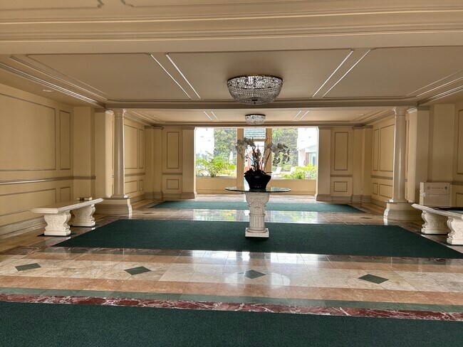 Lobby. - 521 Montana Ave