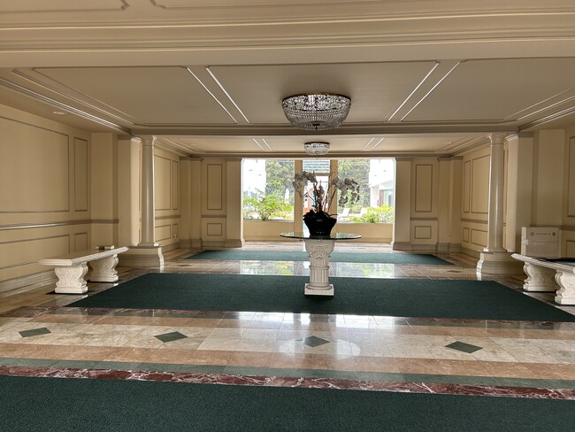 Lobby. - 521 Montana Ave