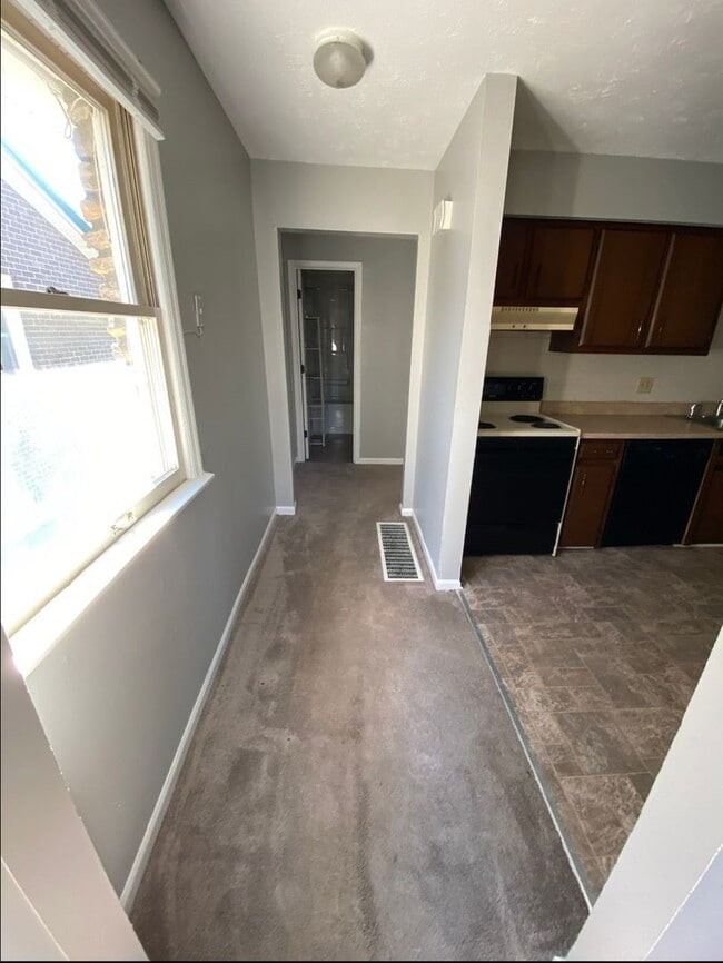 Building Photo - 91-93 Meadowbrook Drive Duplex