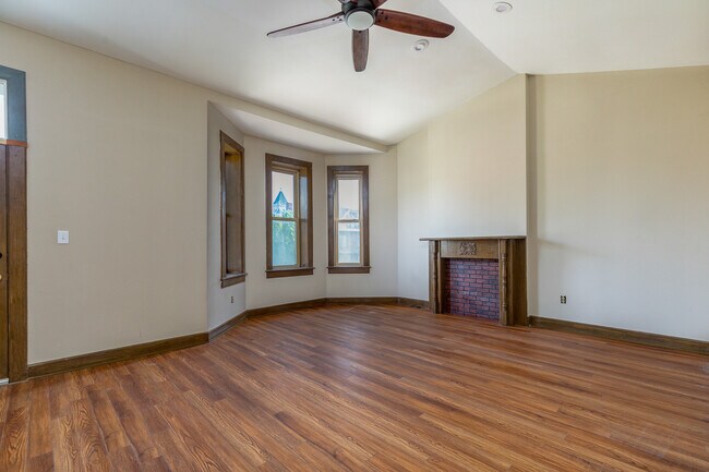 Vaulted ceiling in living room, tons of light - 5024 Cates Ave