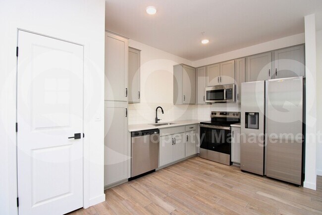 Foto del edificio - 2820 W Red Fox Rd