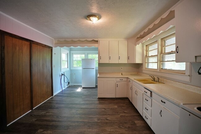 Building Photo - 330 W 41st St