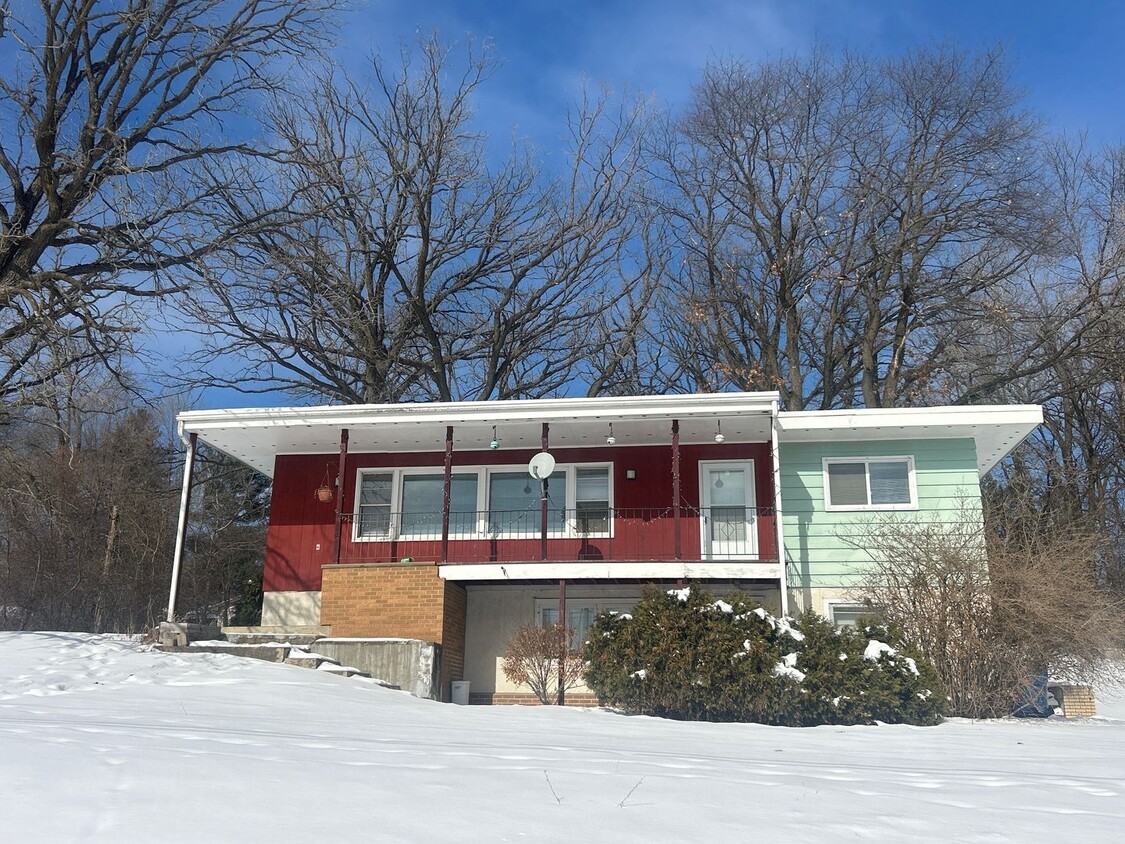 Primary Photo - Charming 4-Bedroom 2 Bathroom Home in Whit...