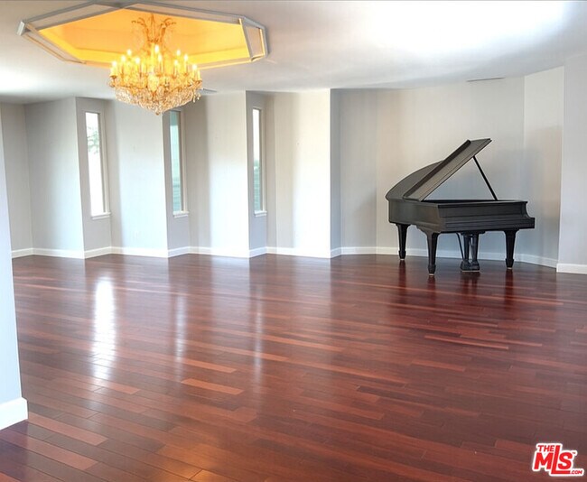 Foto del edificio - 911 Teakwood Rd