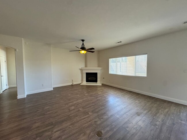 Building Photo - Beautiful 4 Bedroom in NW!