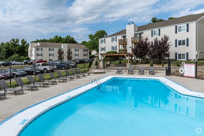 Piscina y solárium - The Residences of Auburn Hills