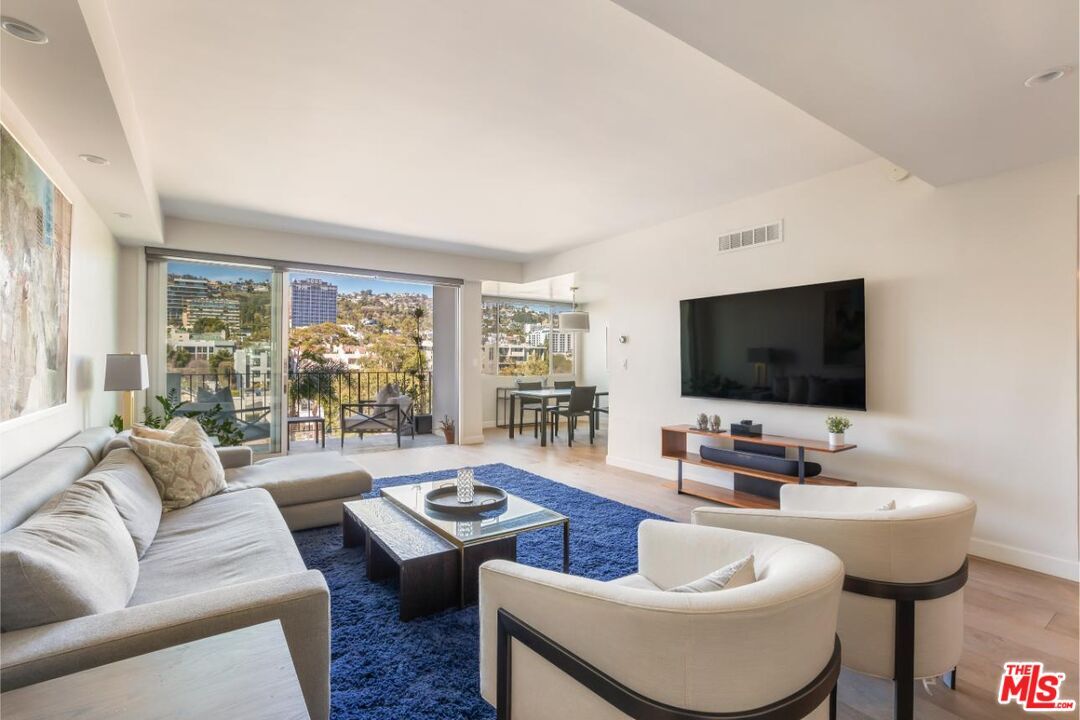 Foto principal - 818 N Doheny Dr