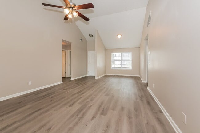 Building Photo - 2081 Wedgewood Dr