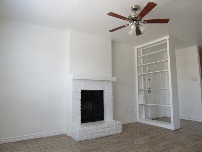 Building Photo - 2100 Wilcrest Dr