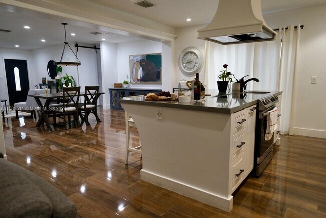 Foto del edificio - 7110 Duval St