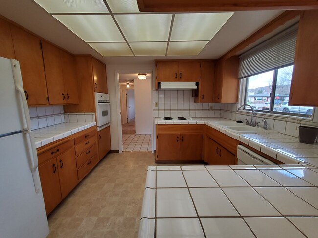 Building Photo - Spacious Home in Mary Lake Subdivision