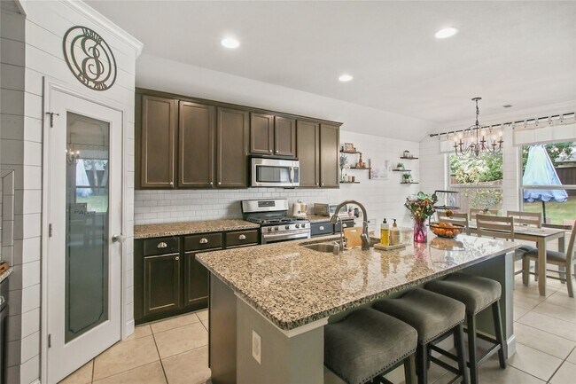 Building Photo - 913 Freesia Dr