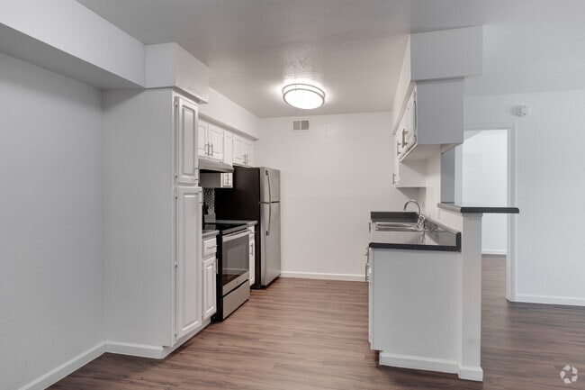 2BR, 2BA - 920SF - Kitchen - Pebble Creek