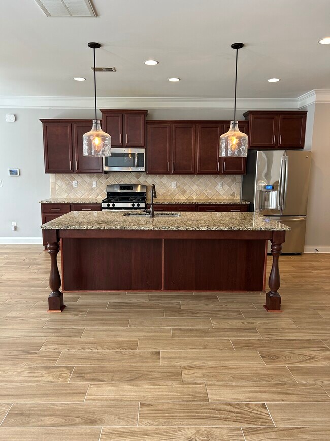 Cocina con isla grande - 14005 Wyncrest Dr