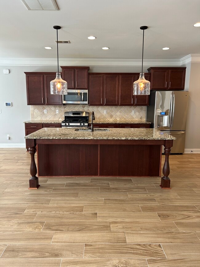 Kitchen w/large island - 14005 Wyncrest Dr House