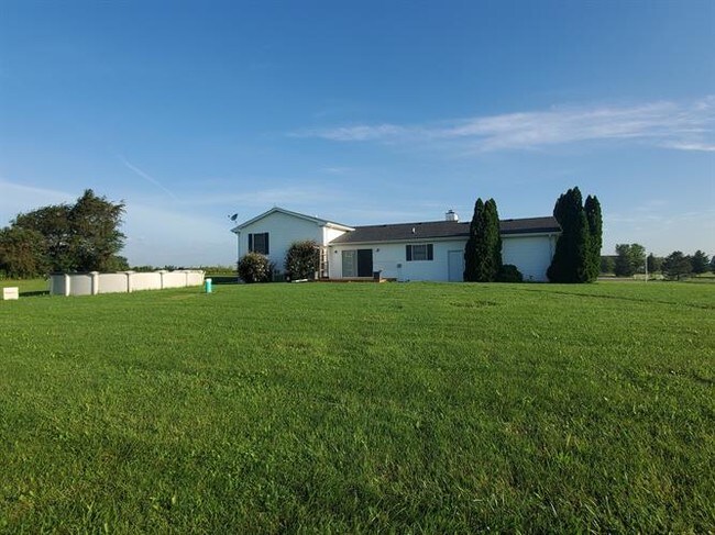 Building Photo - 809 E Eagle Lake Rd