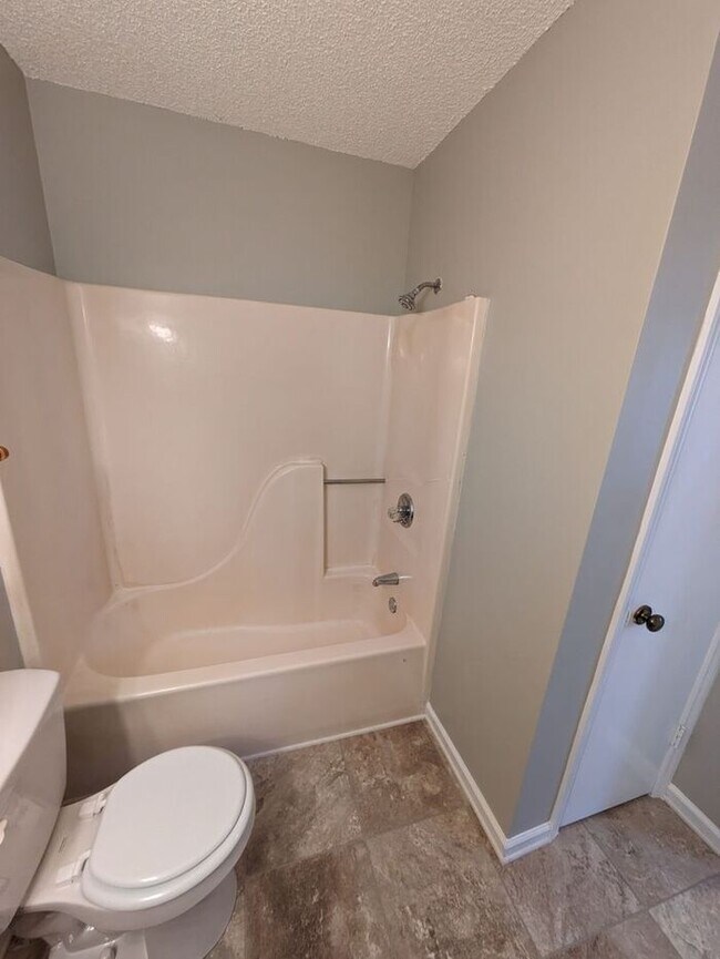 Foto del edificio - 1BD/1BA Unit on 2nd Floor of Three Oaks Complex in Hickory