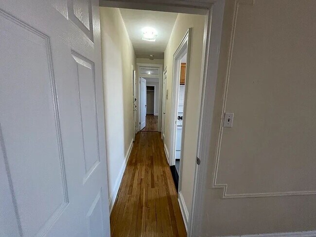 Foto del edificio - Beautiful and very spacious one-bedroom located in a charming building.